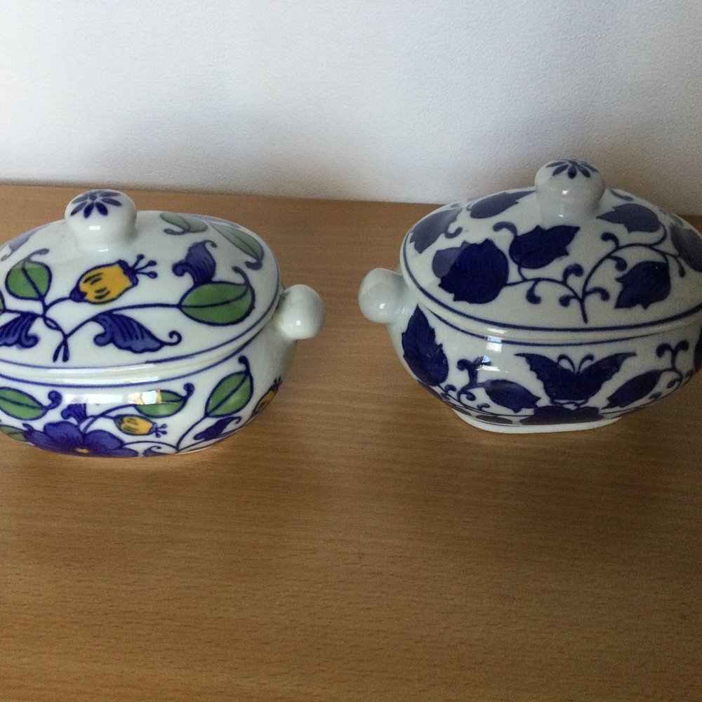 Two Chinese porcelain soap jars containers with lid small